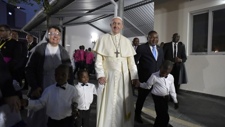 La visita di Papa Francesco alla "Casa Matteo 25" di Maputo