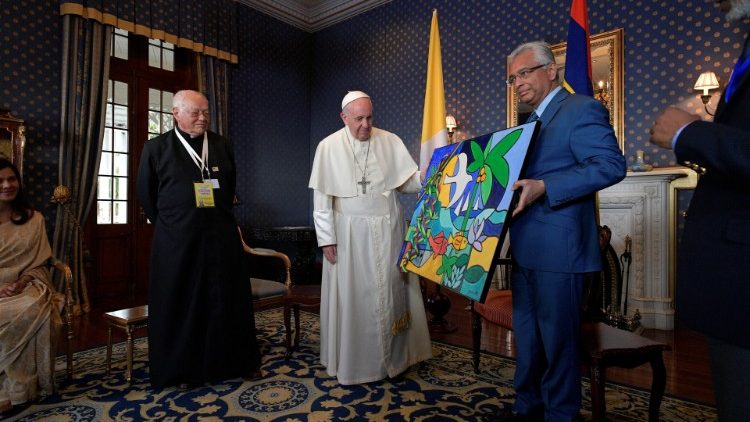मॉरिशस के अधिकारियों से मुलाकात करते संत पापा