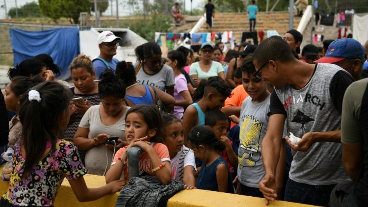 Migranten in Matamoros warten an einer durch Freiwillige betriebenen Suppenküche darauf, ihr Essen ausgehändigt zu bekommen