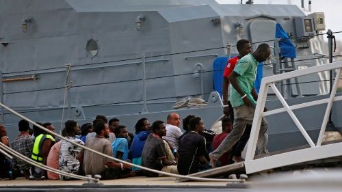 Il Papa: andrò pellegrino a Malta, Paese che accoglie tanti migranti