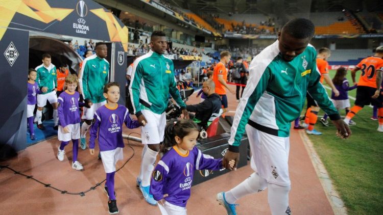 Die Mannschaften von Gladbach und Basaksehir laufen ins Fatih-Terim-Stadion in Istanbul ein