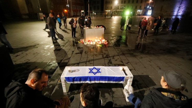 Veglia sul luogo dell'attentato ad Halle