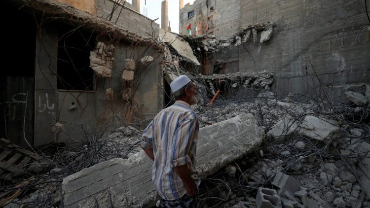 Un uomo tra i resti della propria casa a Ramallah