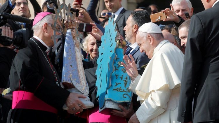 Hoy en la Plaza de San Pedro el intercambio de las dos estatuas de la Virgen de Luján 