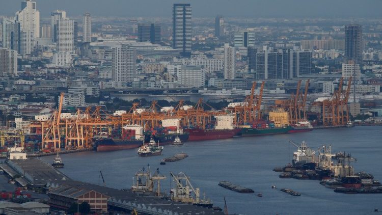 Bangkok żyje swym rytmem, nie widać oznak papieskiej wizyty