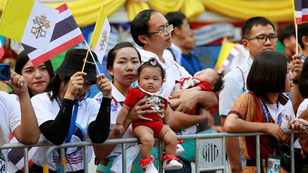 El pueblo sale a las calles para saludar el Santo Padre.