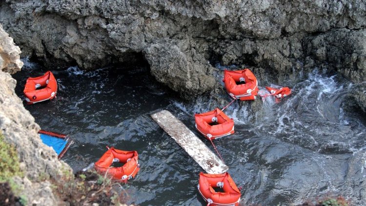 Bouées de sauvetage à Lampedusa au large des côtes siciliennes. 