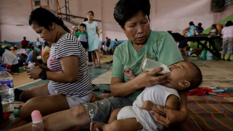 Desde el domingo el volcán Taal entró en actividad, ocasionando el desplazamiento de miles de personas.