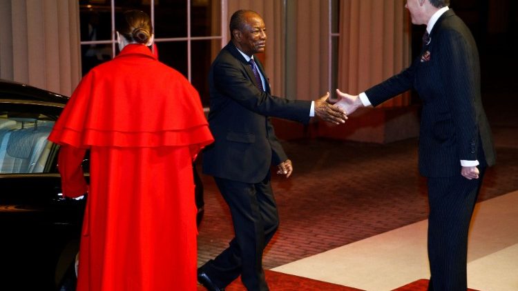 Guineas Präsident Alpha Condé (2.v.r.), hier bei einem Besuch in London