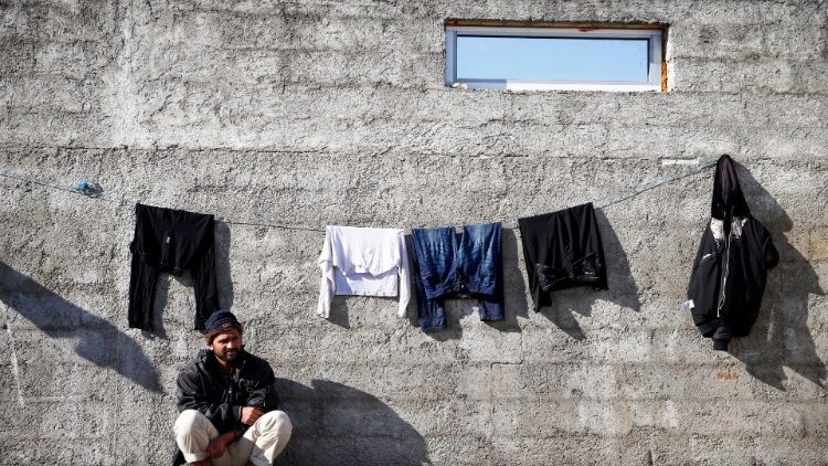 Migrante in un campo profughi