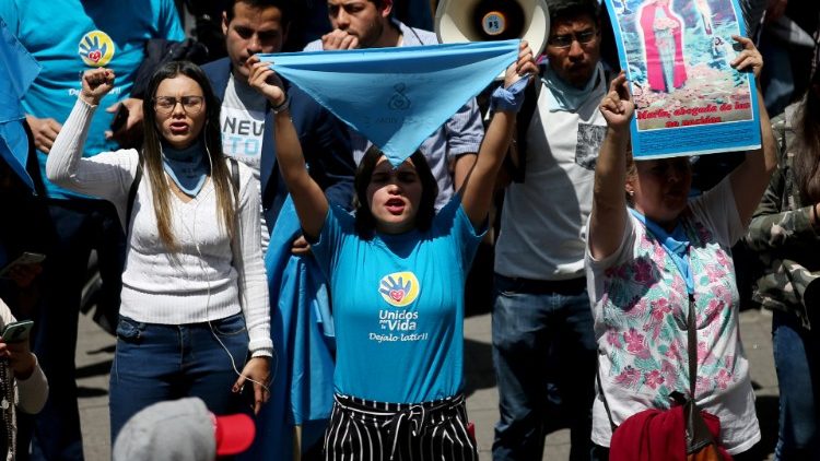 Manifestazioni di attivisti colombiani contro l'aborto