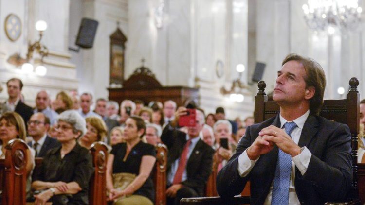 Le président Luis Lacalle Pou à la cathédrale de Montevideo, le 2 mars 2020.
