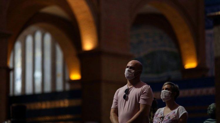 Fiéis protegidos com máscara rezam no Santuário de Aparecida no domingo, 15 de março
