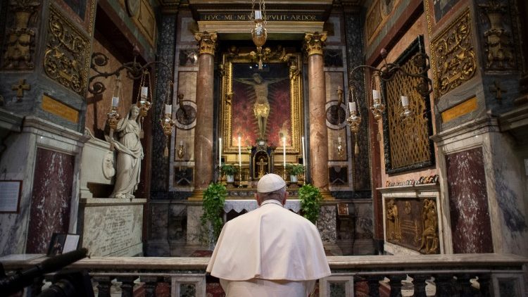 Le Pape en prière devant le crucifix de l'église San Marcello al Corso, le 15 mars dernier.