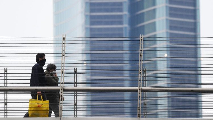 Coronavirus, a Milano persone si proteggono con le mascherine