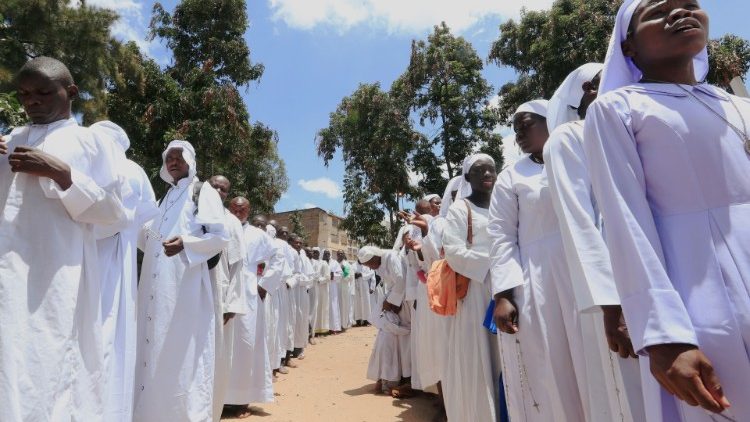Im Kibera-Slum in Nairobi/Kenia wurde am Sonntag eine große Messe gefeiert - trotz Corona