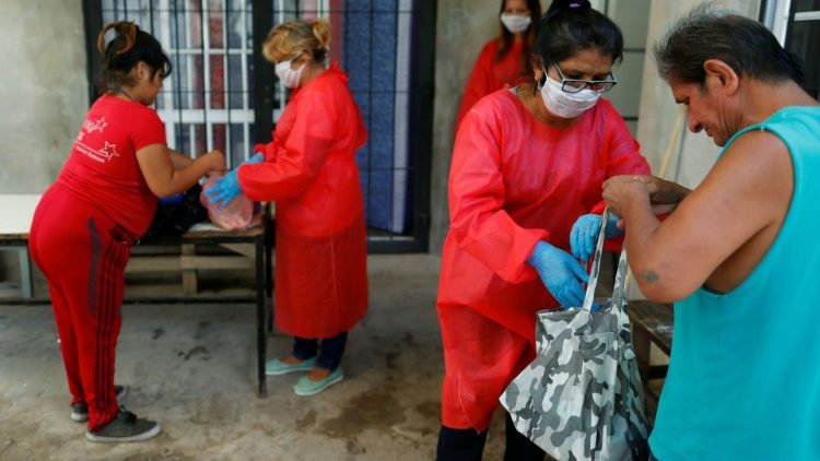 Voluntários distribuem sopas para pessoas de baixa renda nos arredores de Buenos Aires