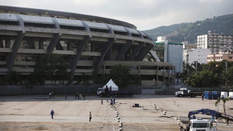 Construção do hospital de campanha para atender os doentes de Covid-19 no Maracanã, Rio de Janeiro