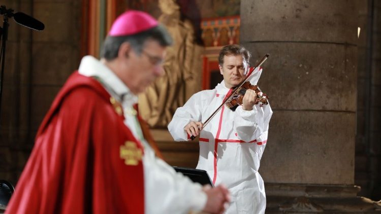 Der Pariser Erzbischof Michel Aupetit (links)