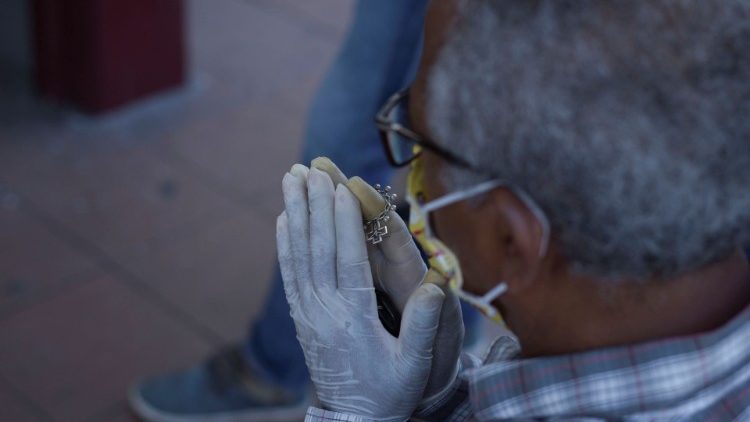 A oração de um fiel durante a Semana Santa em Guayaquil