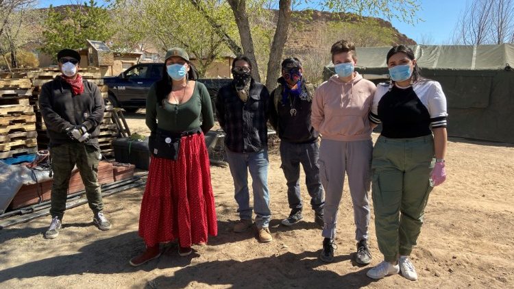 Trabalhadores posam para foto em uma fazenda usada como base de apoio à famílias Navajo em quarentena