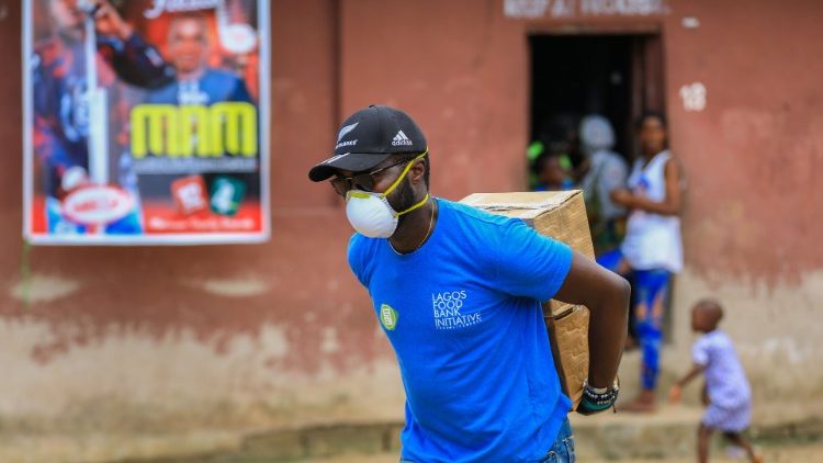 Un volontario distribuisce viveri alle famiglie più povere a Lagos, in Nigeria (Reuters/Temilade Adelaja)