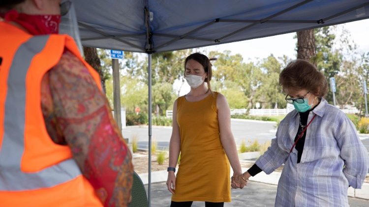 Christen beten vor einer kalifornischen Kirche in Lomita am 7. Mai