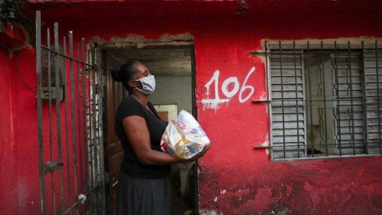 Une femme recevant de l'aide dans une favela de Sao Paolo, le 18 juin 2020.