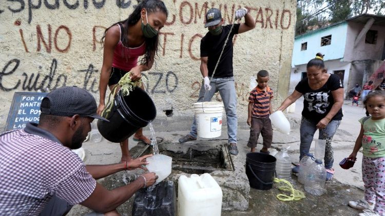 Venezuelani alla ricerca di acqua 