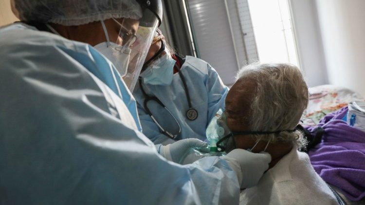 Doente sendo atendido em um hospital