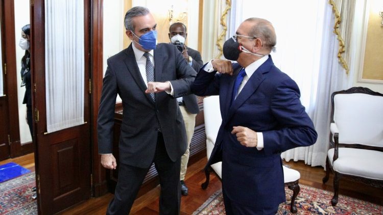 Le président-élu de la République dominicaine Luis Abinader, à gauche, salue le président sortant Danilo Medina le 8 juillet 2020