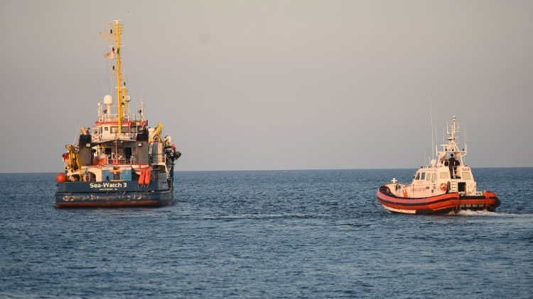 Das Rettungsschiff „Sea-Watch 3" vor der italienischen Insel Lampedusa