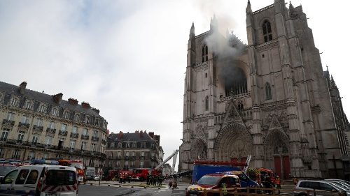 Inc&ecirc;ndio atinge Catedral de Nantes