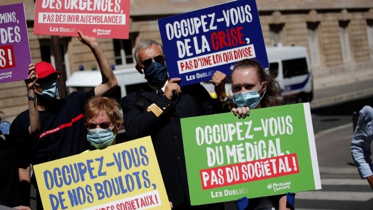 Francuscy biskupi krytykują nową ustawę bioetyczną