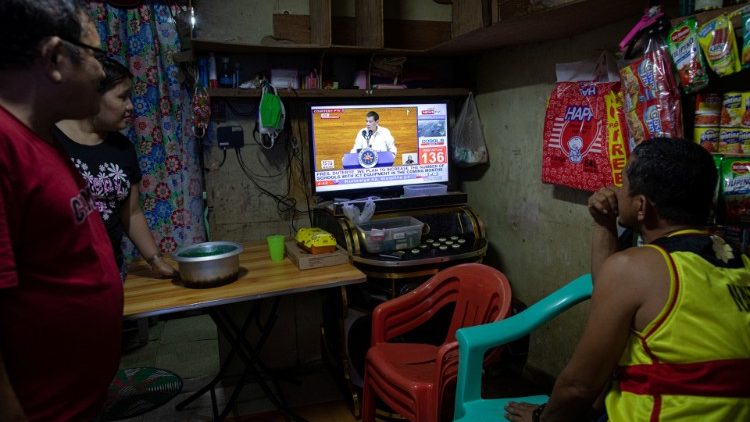 Des Philippins suivant à la télévision le discours du président Duterte, le lundi 27 juillet 2020.