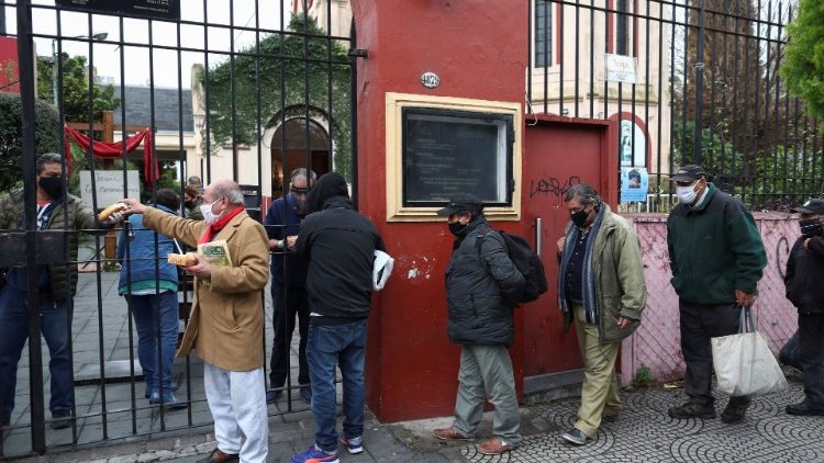 Poveri in fila a Buenos Aires