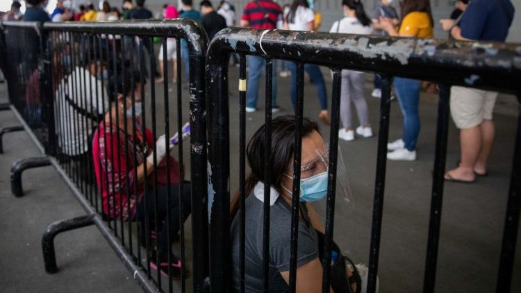 Манила, очередь за тестом на коронавирус