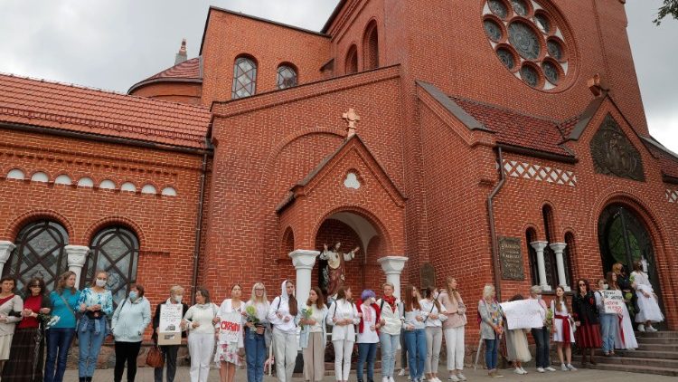 Demonstranten vor einer Kirche in Belarus