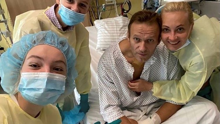 Russian opposition politician Alexei Navalny and his family members pose for a picture at Charite hospital in Berlin