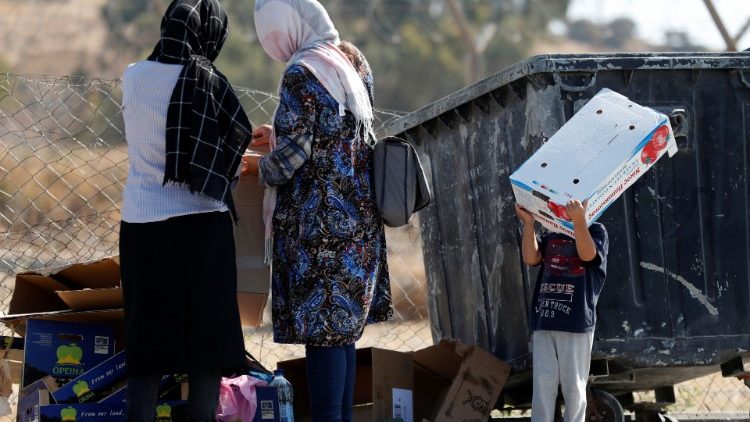 Des migrants du camp de Lesbos, en Grèce, le 23 septembre 2020.