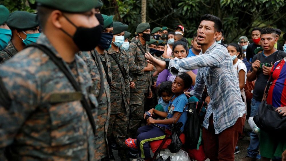 Militares guatemaltecos impiden el paso de la caravana de migrantes en San Pedro Cadenas, Izabal