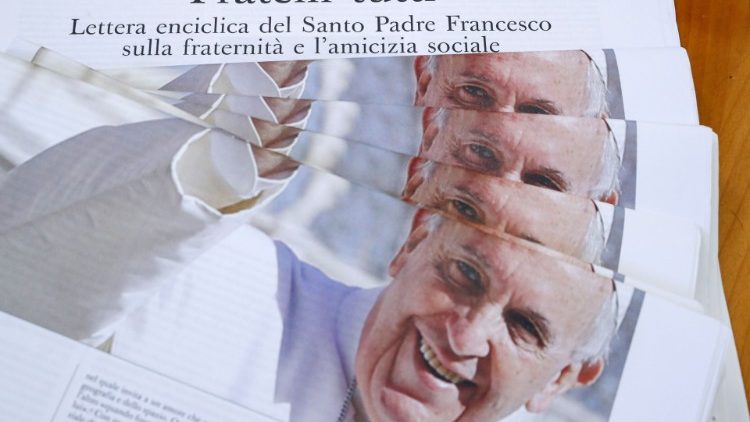 La prima pagina dell'Osservatore Romano all'indomani della firma dell'Enciclica "Fratelli Tutti"
