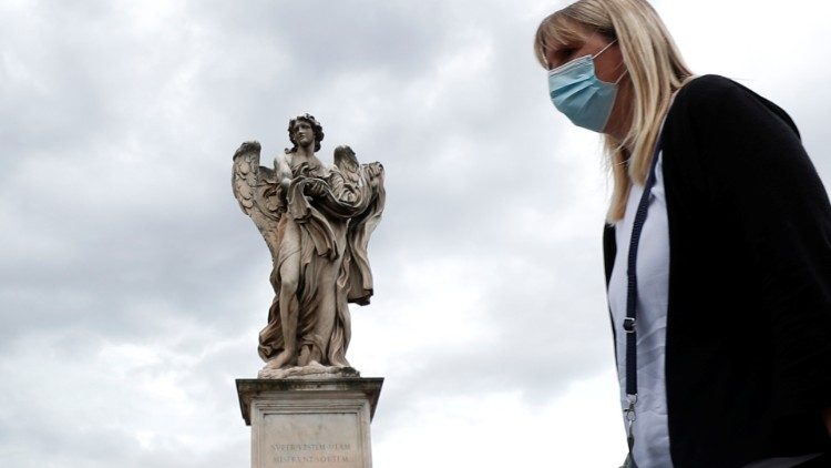 Mascherine anche all'aperto a Roma