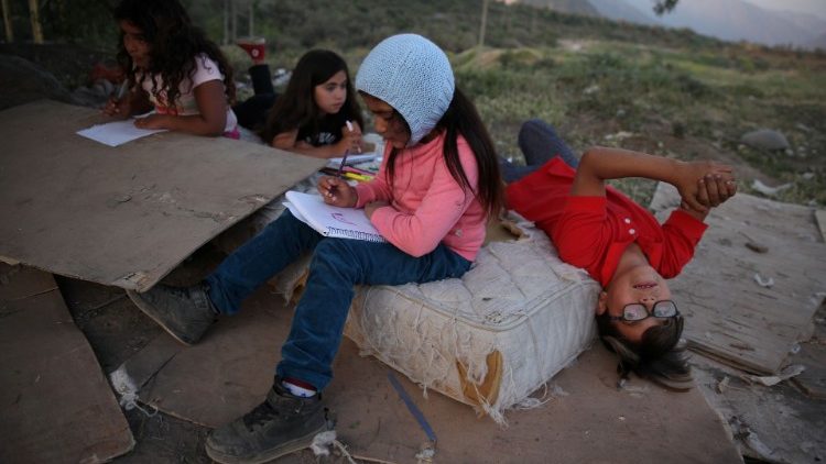 Bambini senza acqua potabile in Cile durante la crisi pandemica del Coronavirus