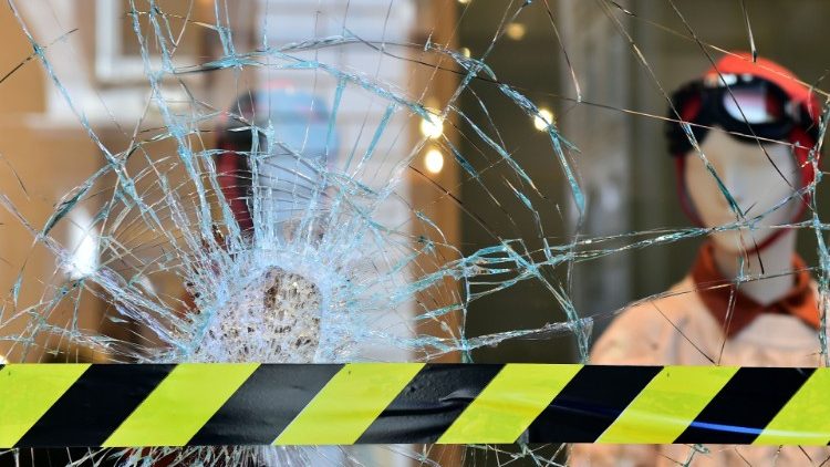 Torino, una vetrina danneggiata dalle azioni di protesta anti restrizioni (Reuters)