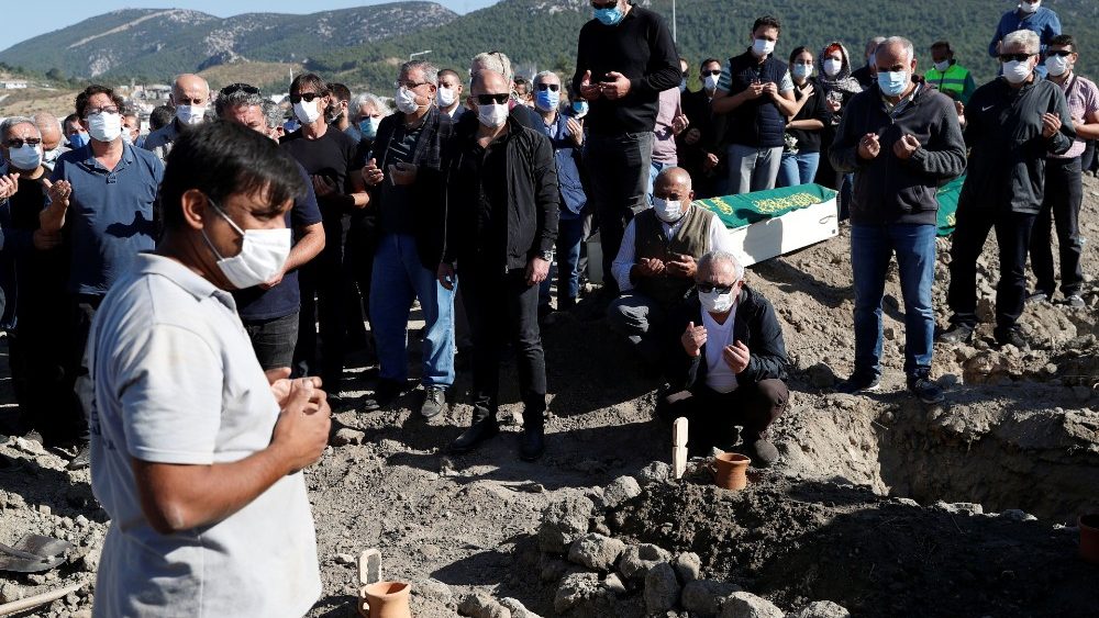 ceremonia funeraria por las víctimas del terremoto en Turquía