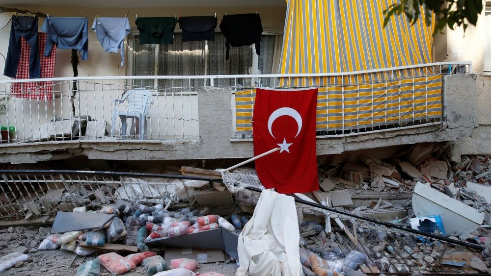 un edificio destruido en Izmir, Esmirna en Turquía