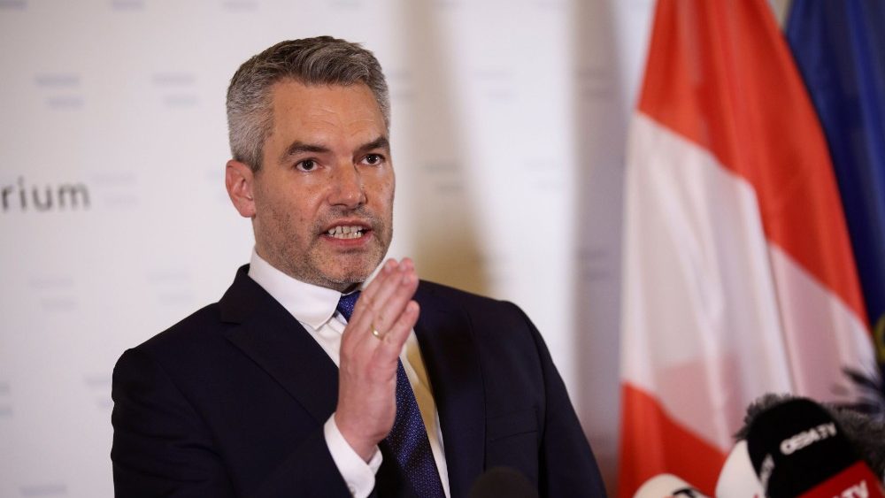 Minsitro del interior Karl Nehammer en conferencia de prensa