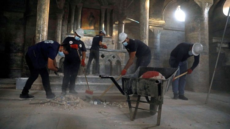 Eine Gruppe junger Freiwilliger arbeitet an der Reinigung der Thomaskirche