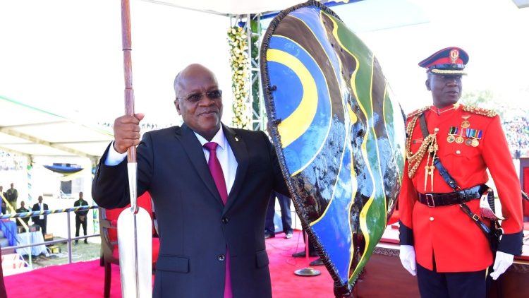 Magufuli setzt auf Symbole